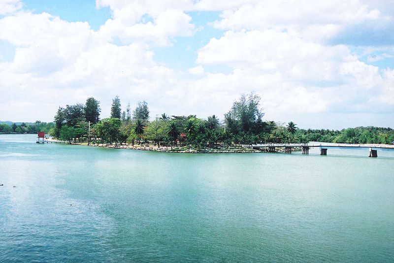 Koh Lamphu, island in the river Tapi