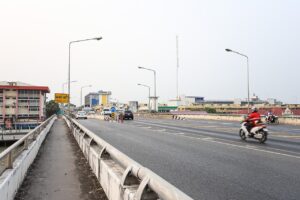 Traffic lanes on Chachoengsao Bridge.