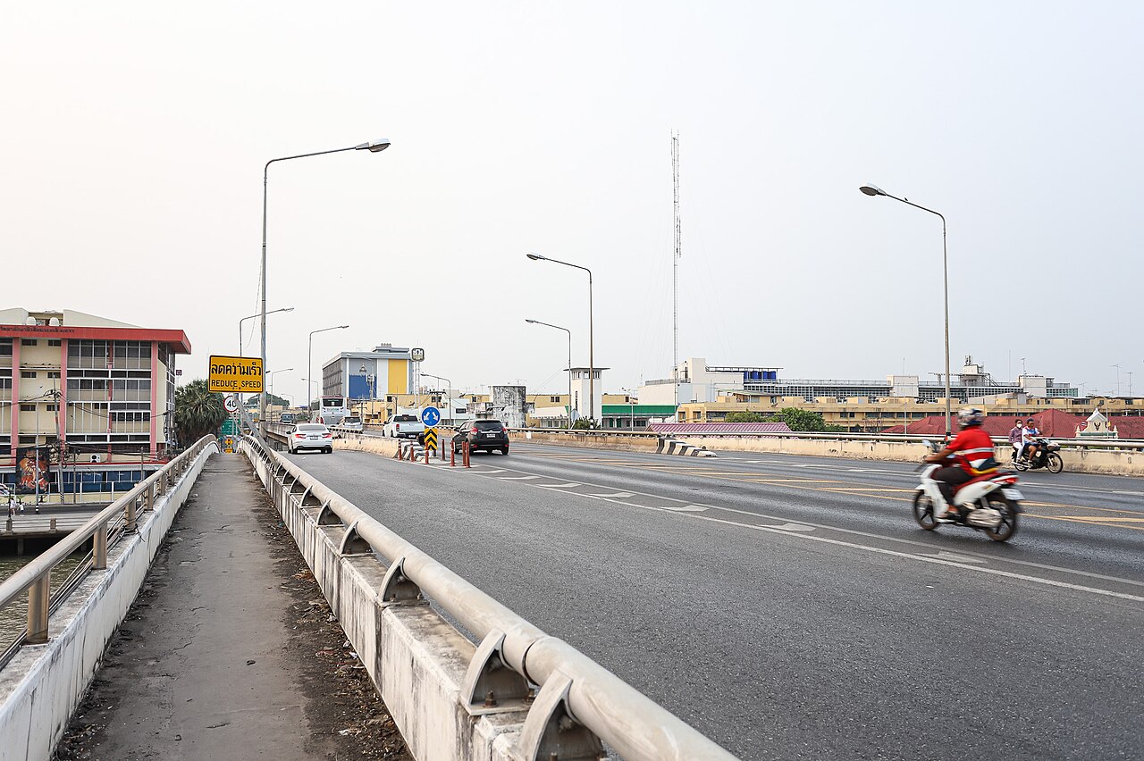 Traffic lanes on Chachoengsao Bridge.