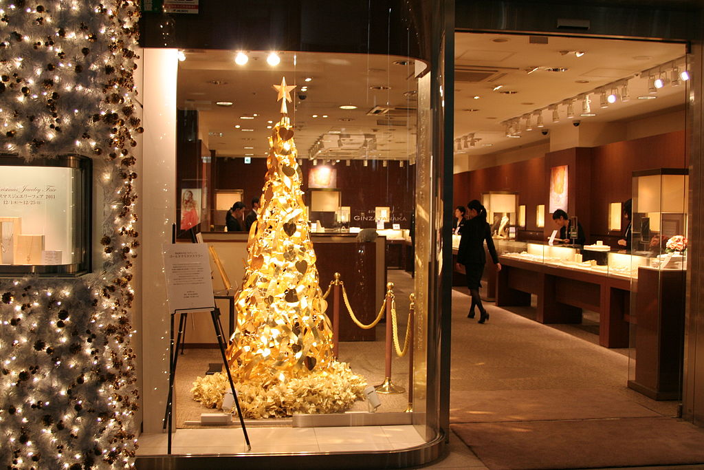 Golden Christmas tree in Ginza Takana jewelry store in Ginza, Tokyo, Japan. Author: NJo