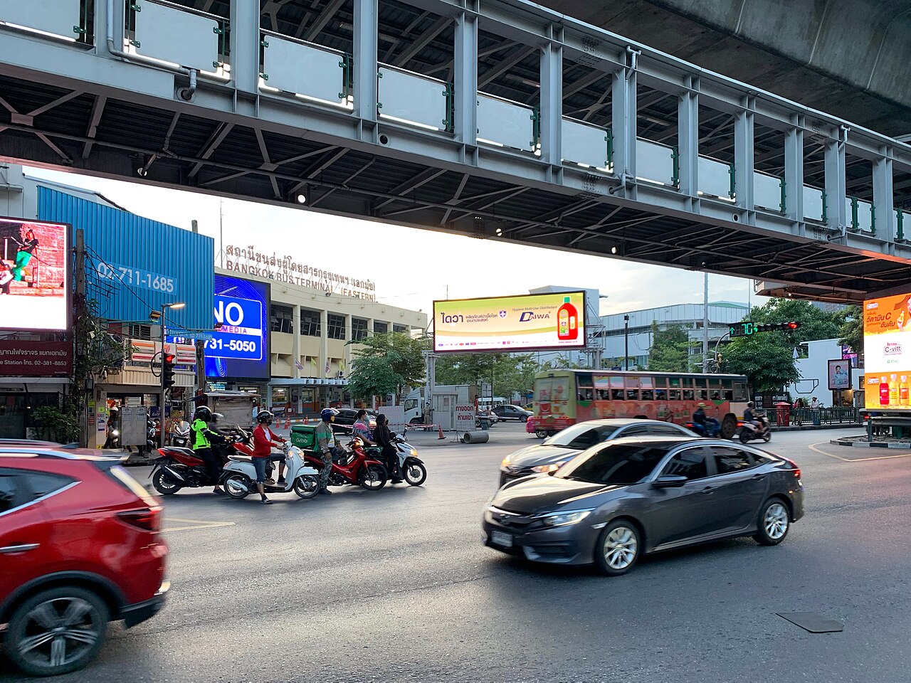 Ekkamai Road (Soi Sukhumvit 63) formed a boundary between Khlong Tan Nuea and Phra Khanong Nuea.