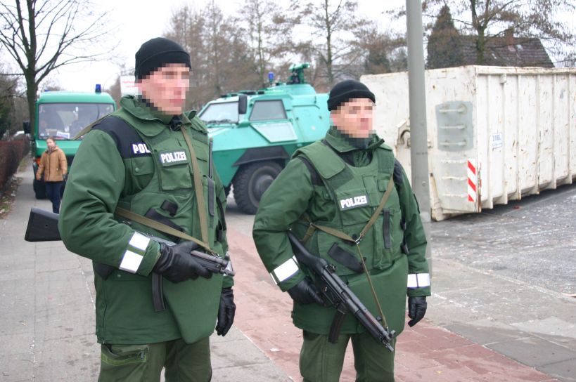 German police, with bullet-proof vests and submachine guns