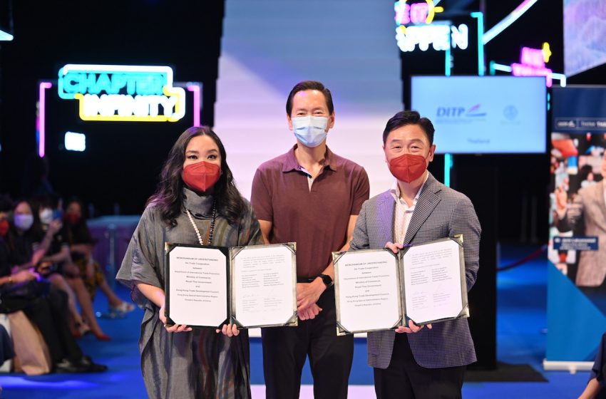 The HKTDC, represented by Deputy Executive Director Benjamin Chau (R), and the Thai Ministry of Commerce's Department of International Trade Promotion, represented by Trade Commissioner and Consul Chanunpat Pisanapipong (L), ratified a renewed memorandum of understanding at CENTRESTAGE, Asia's premier fashion event organised by the HKTDC. The agreement was witnessed by Bernard Chan (centre), Convenor of the Executive Council, HKSAR, and Chairman of the Hong Kong - Thailand Business Council