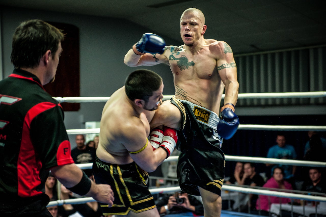 Two foreigners playing Muay Thai.