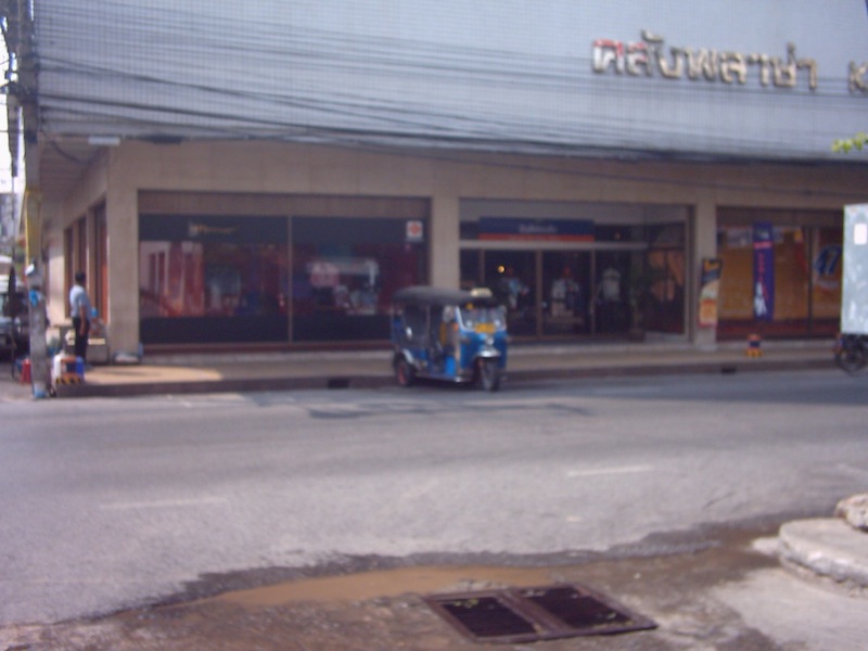 Tuk tuk in front an hotel in Kora