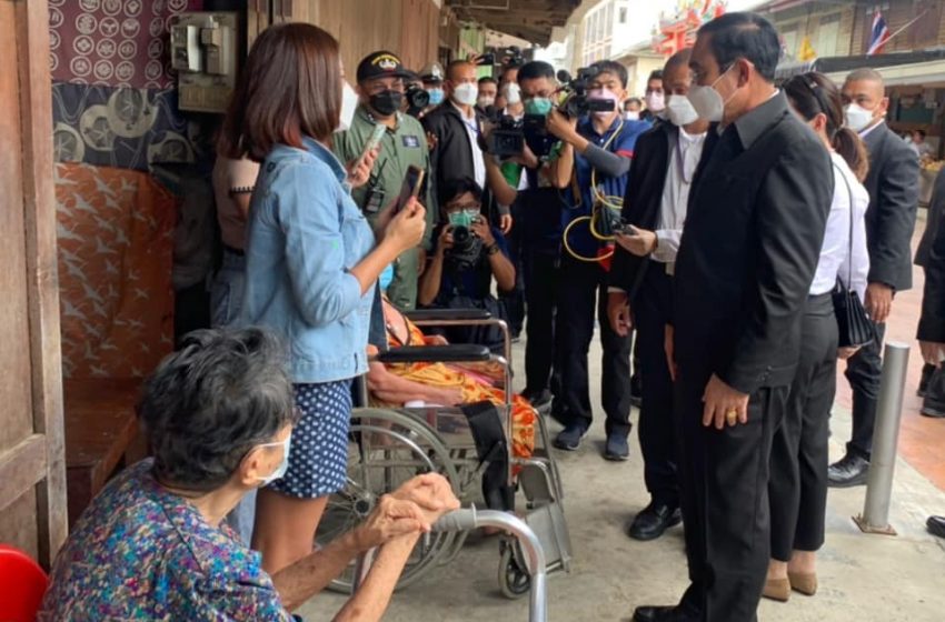 Prayut visits Sukhothai to inspect flood situation