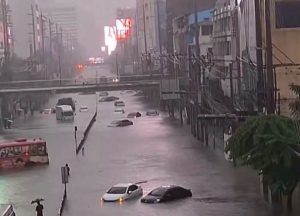 Severe flooding on New Phetchaburi Road near the Ekkamai intersection in Bangkok, Thailand, following torrential rains in late September 2026.