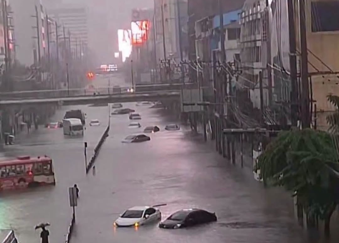 Severe flooding on New Phetchaburi Road near the Ekkamai intersection in Bangkok, Thailand, following torrential rains in late September 2026.