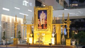 Portrait of King Maha Vajiralongkorn at EmQuartier, Bangkok.