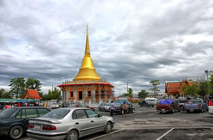 Wat Bang Phli Yai Nai in Samut Prakan